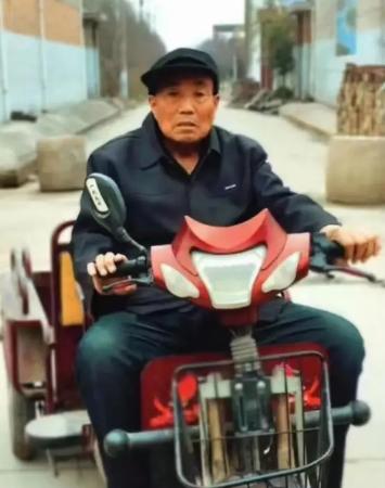 走失者照片 西安急寻：九旬老人失联，穿深色衣服...