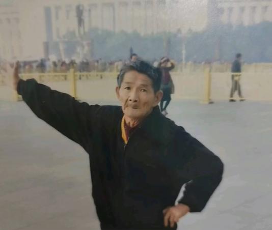 走失者照片 广州急寻：七旬老人走失，穿蓝色雨衣...