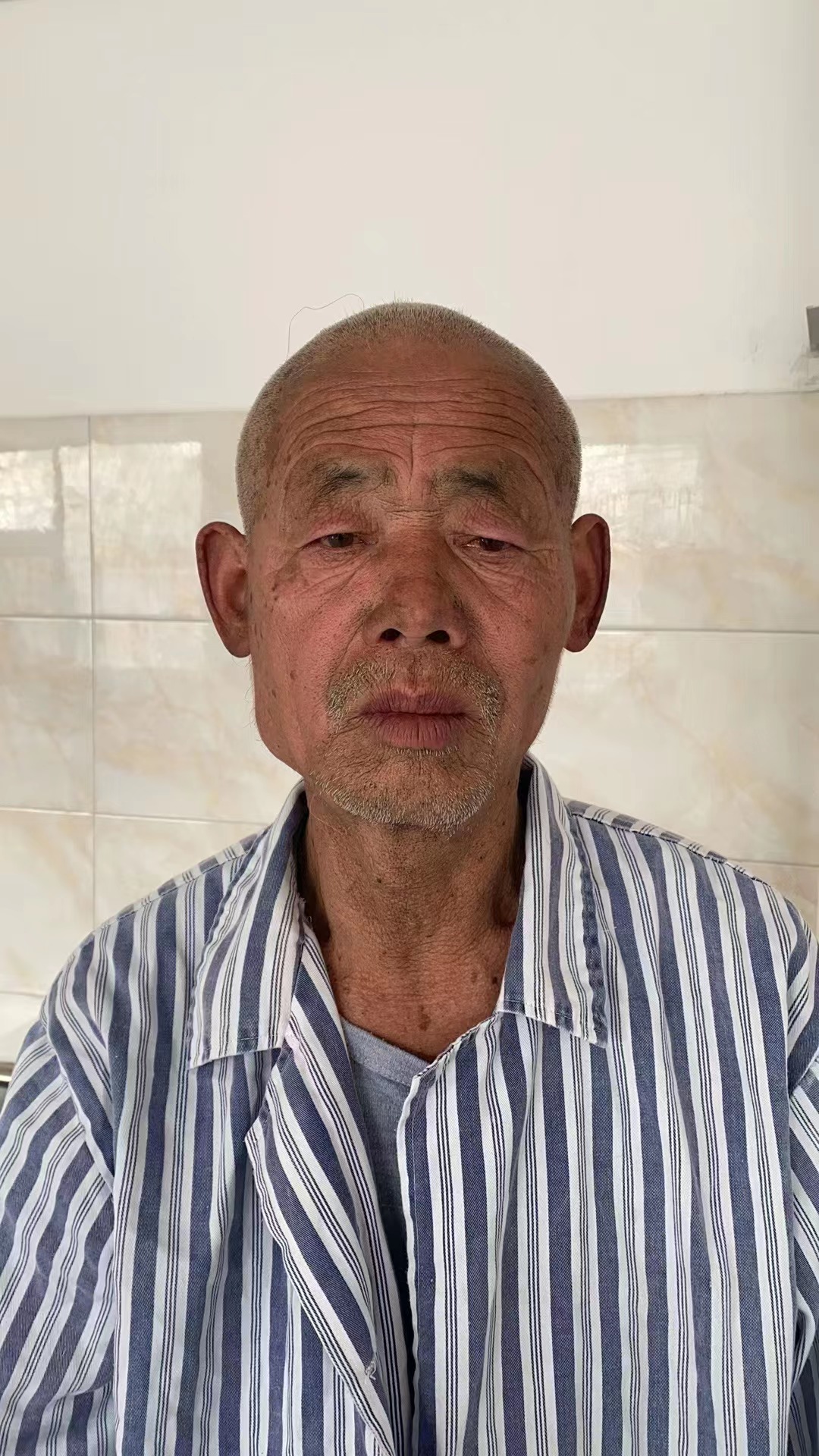走失者照片 日照寻亲：六旬老人被救助，高1米7...