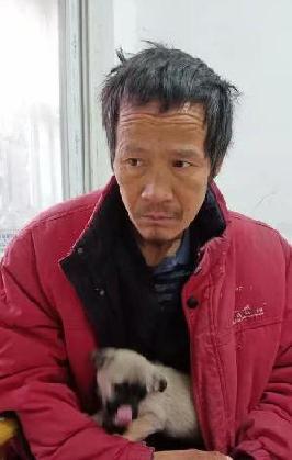 走失者照片 徐州寻亲：五旬男子被救助，穿红色衣...