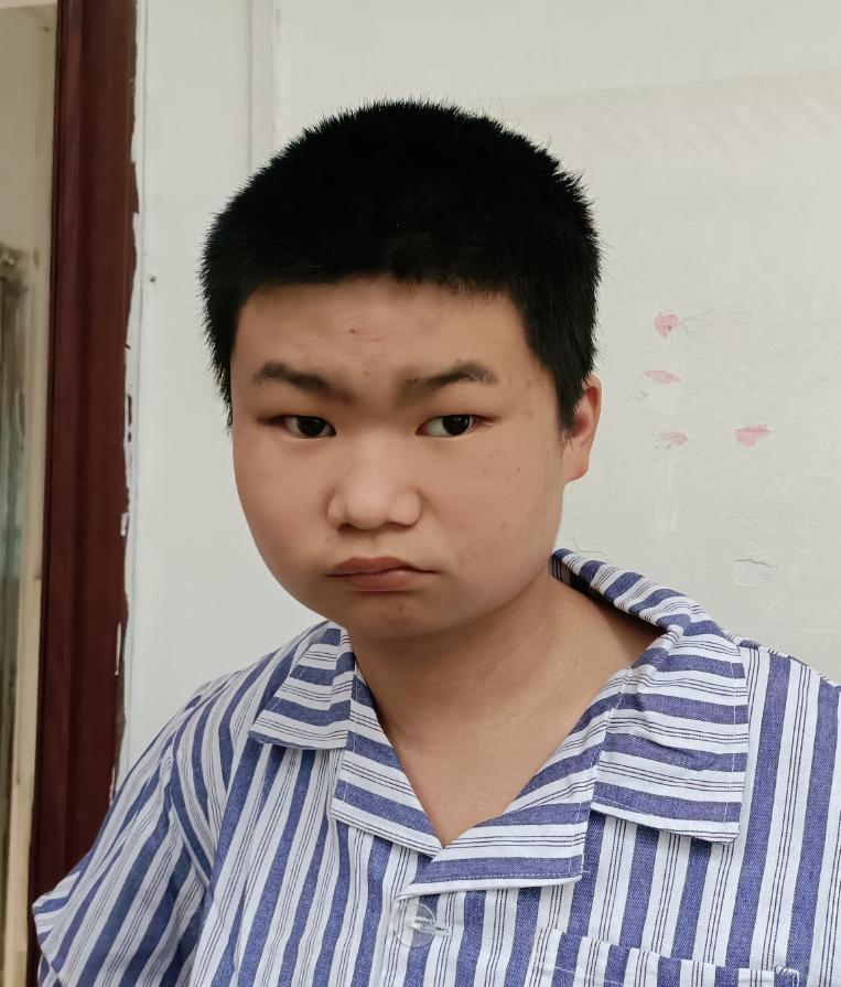 走失者照片 郴州寻亲：青年男子被救助，穿灰色羽...
