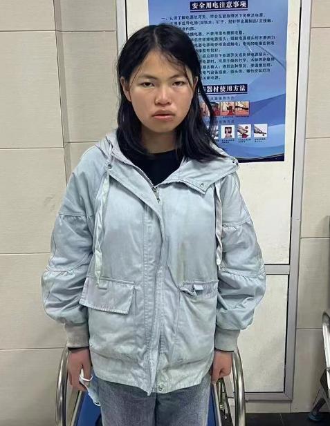 走失者照片 上饶寻亲：14岁女生被救助，穿淡蓝...