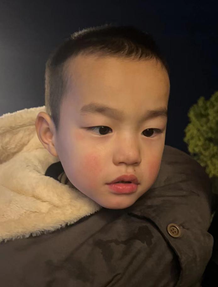 走失者照片 急寻父母！襄阳5岁男孩被救助，穿灰...