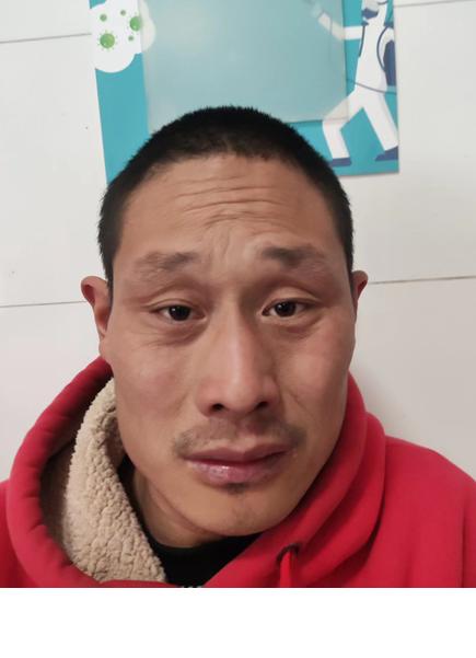 走失者照片 徐州寻亲：青年男子被救助，穿红色上...