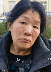 走失者照片 安阳寻亲：中年女子被救助，穿黑色羽...