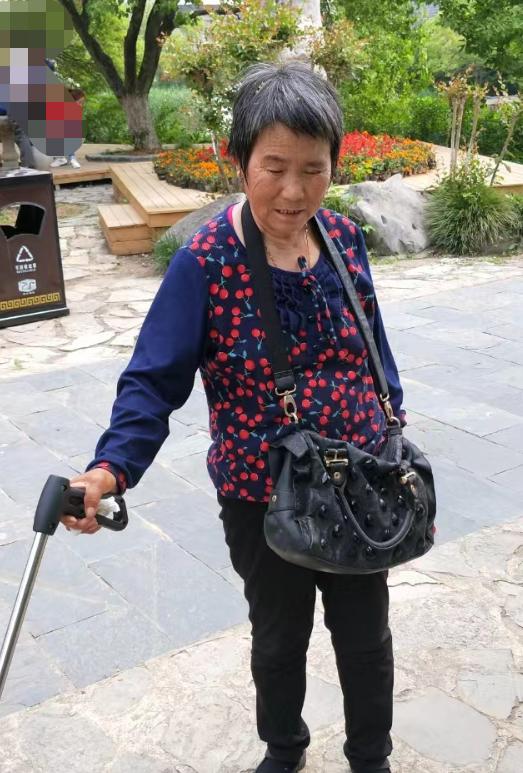走失者照片 紧急寻人！商丘六旬老太走失，戴红色...