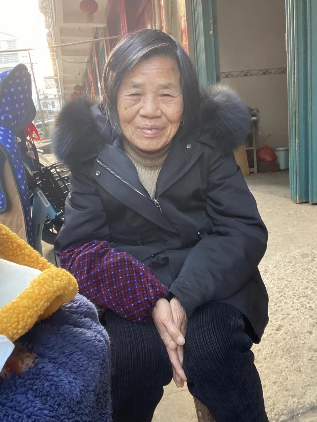 走失者照片 抚州急寻：八旬老太失联，穿暗红色带...