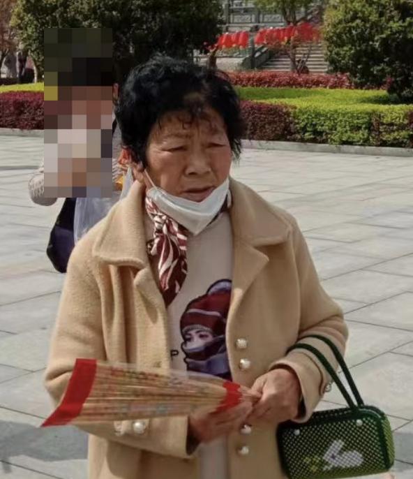 走失者照片 漯河六旬老太失联，穿红黑色格子棉袄...