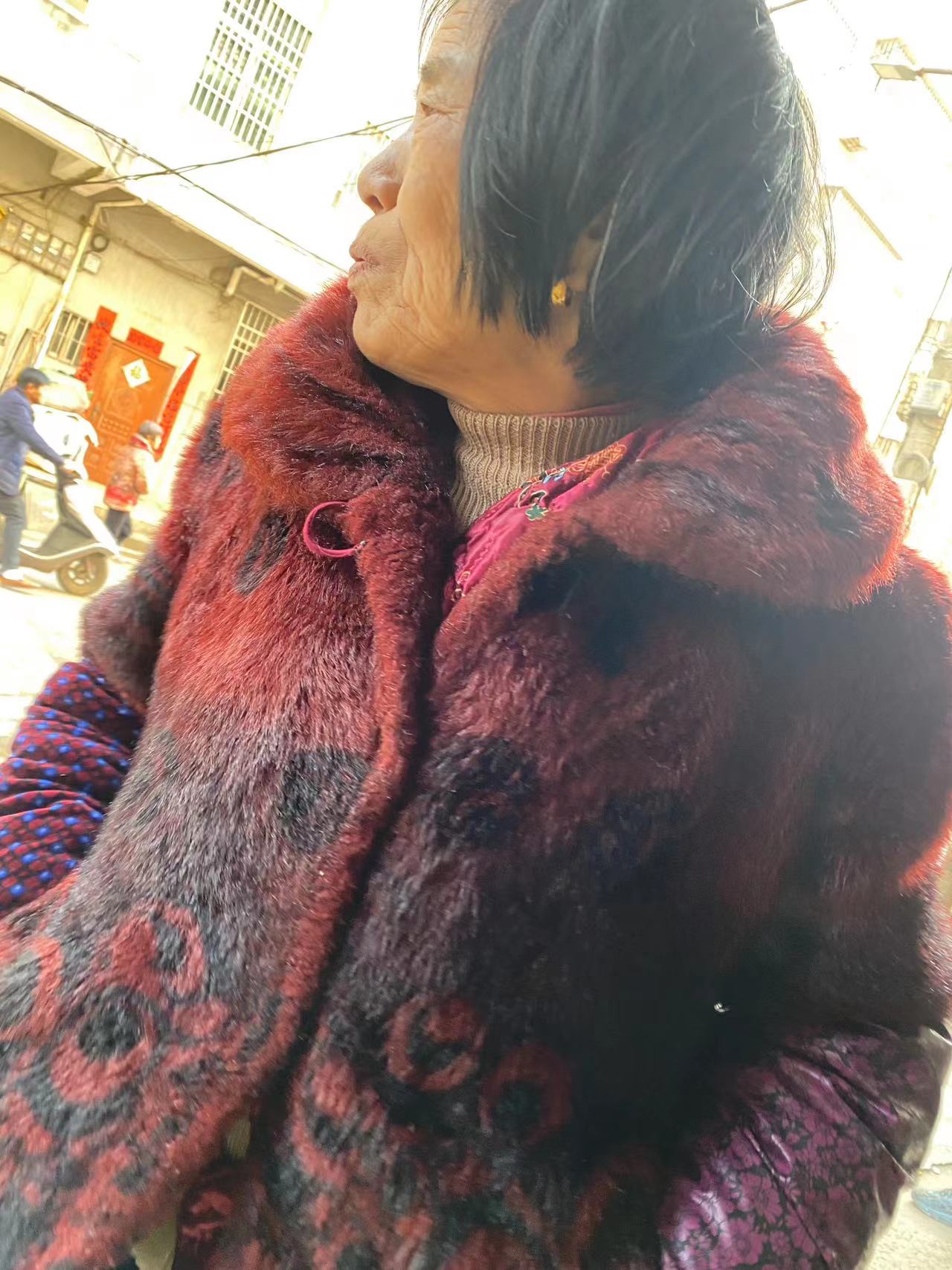 走失者照片 抚州急寻：八旬老太失联，穿暗红色带...