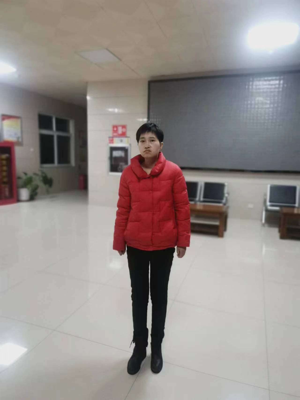 走失者照片 安庆寻亲：青年女子被救助，高1米5...