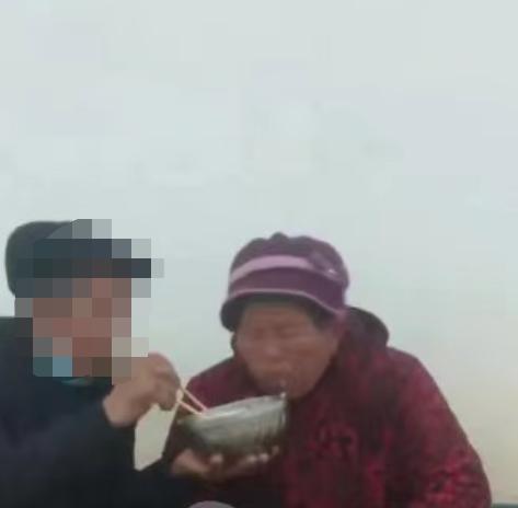 走失者照片 紧急寻人：周口七旬老太走失，戴红色...