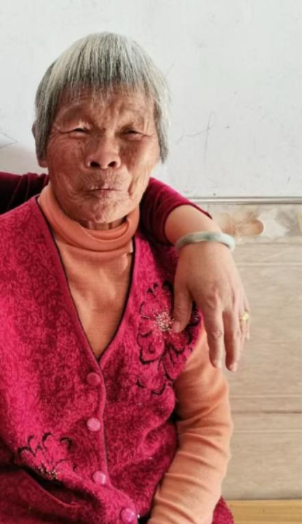 走失者照片 梅州市寻人：八旬老太走失，穿浅粉色...