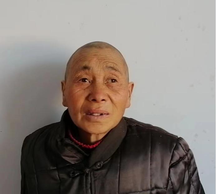 走失者照片 驻马店寻亲：七旬老太被救助，穿棕色...