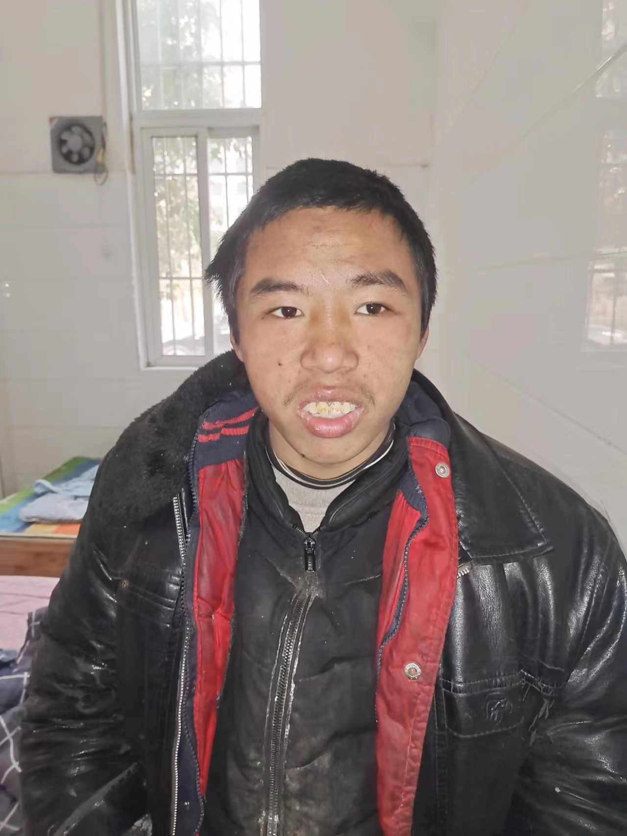 走失者照片 许昌急寻：青年男子被救助，穿黑色皮...