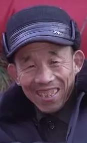 走失者照片 泰安寻人：新泰七旬老人失联，穿蓝色...