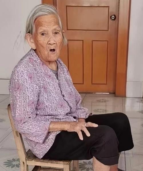 走失者照片 玉林急寻：八旬老太失联，提手提袋、...