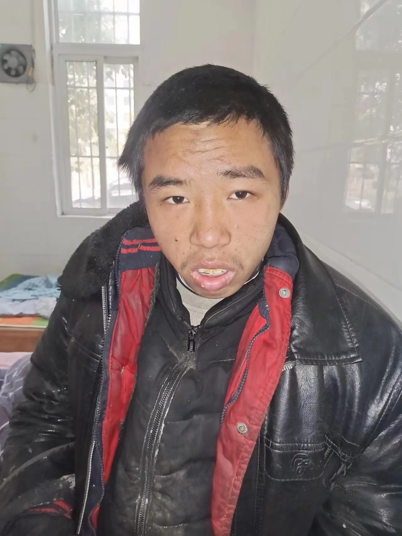 走失者照片 许昌急寻：青年男子被救助，穿黑色皮...