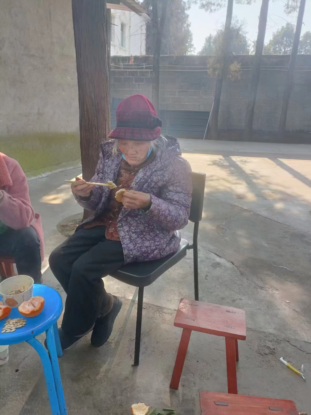 走失者照片 凉山州九旬老太走失，戴红色帽子，穿...