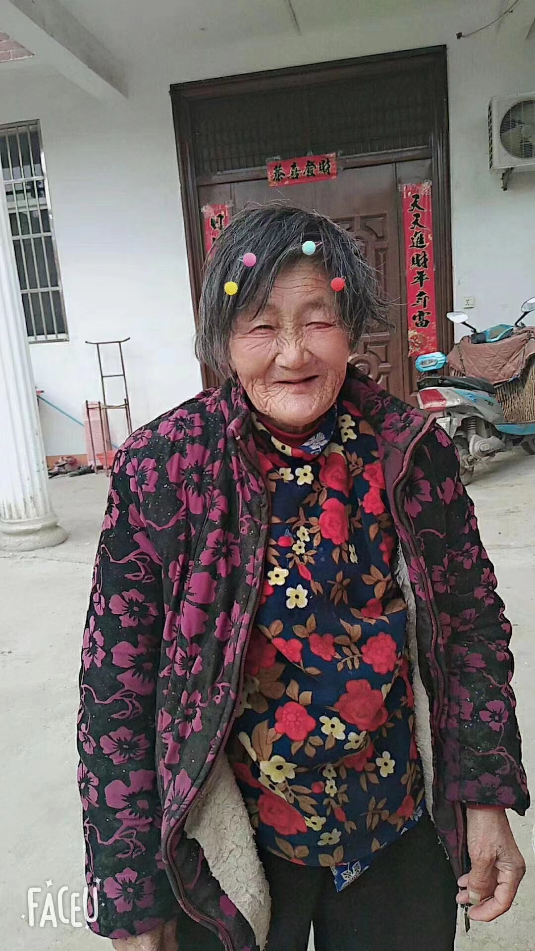 走失者照片 亳州急寻：八旬老太失联，穿黑底红花...