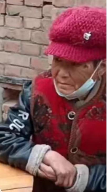 走失者照片 紧急寻人！商丘六旬老太走失，戴红色...