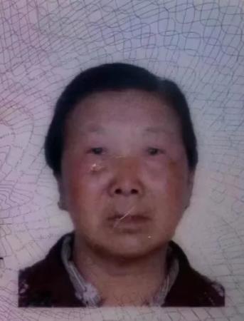 走失者照片 大理州急寻：七旬老太走失，戴白色帽...