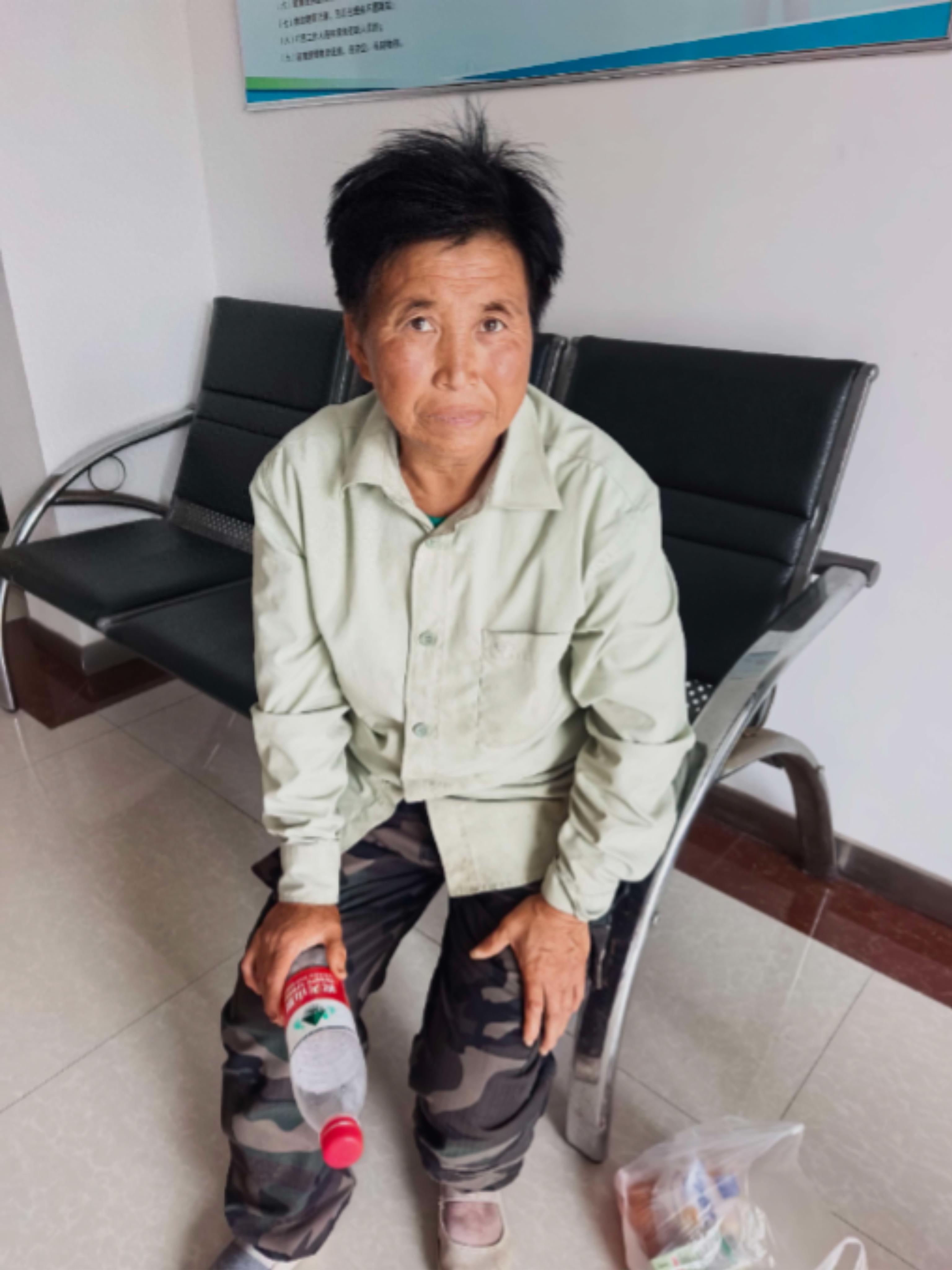 走失者照片 铁岭市寻亲：六旬老太被救助，穿浅绿...