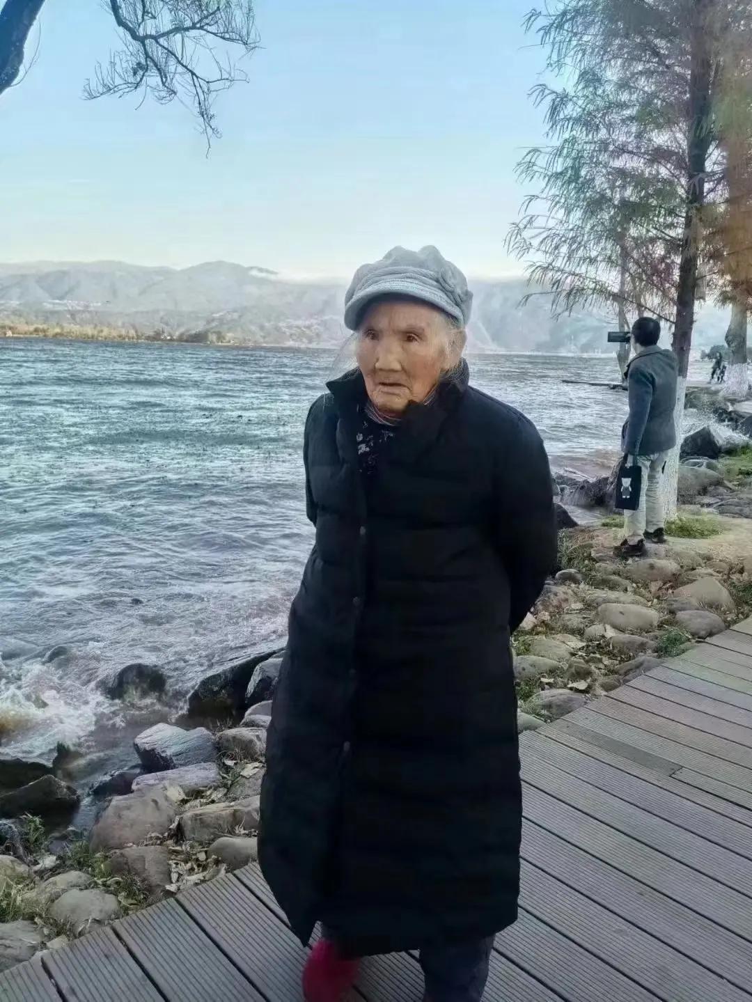 走失者照片 凉山州急寻：九旬老太走失，戴红色帽...