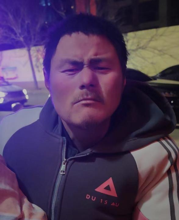 走失者照片 濮阳寻亲：青年男子被救助，穿黑底红...