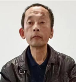 走失者照片 烟台龙口寻亲：六旬老人被救助，穿格...