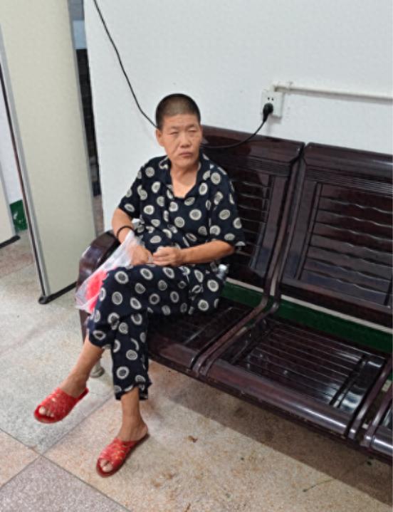 走失者照片 邵阳市寻亲：六旬老太被救助，穿黑底...