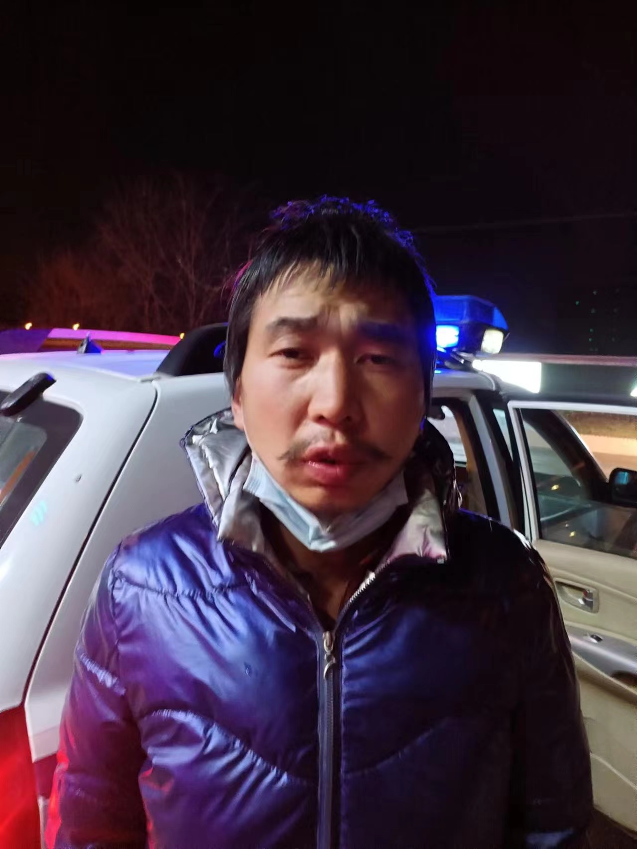 走失者照片 北京寻亲：青年男子被救助，穿紫色羽...