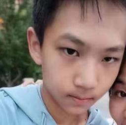 走失者照片 巴中急寻：15岁男孩失联，穿黑色棒...