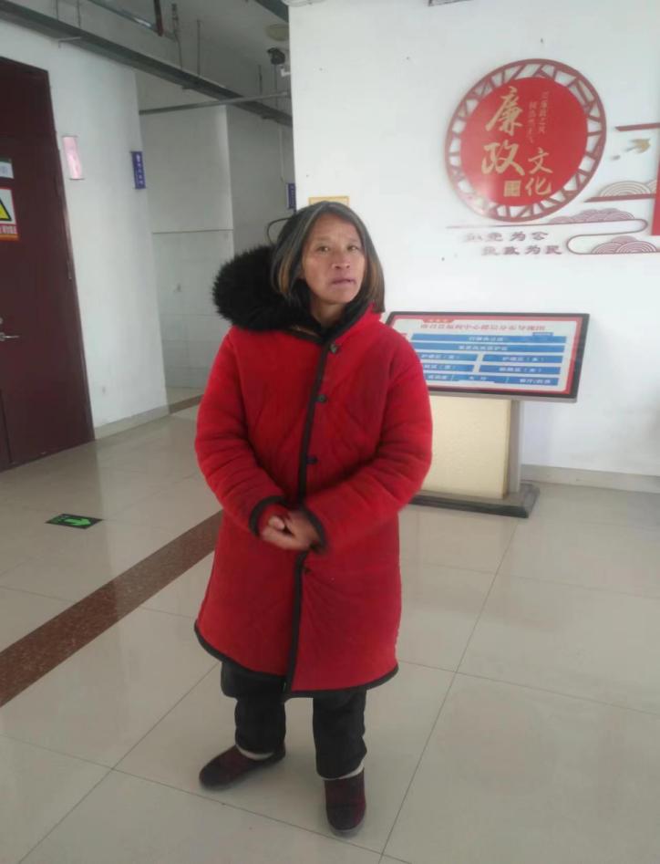 走失者照片 南阳寻亲：中年女子被救助，穿红色棉...
