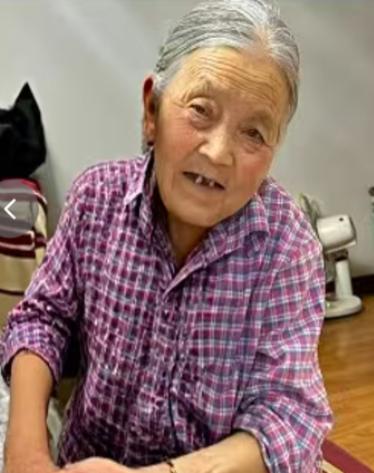 走失者照片 达州寻人：七旬老太走失，穿朱红色格...