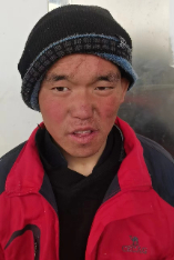 走失者照片 南阳寻亲：邓州青年男子被救助，戴黑...
