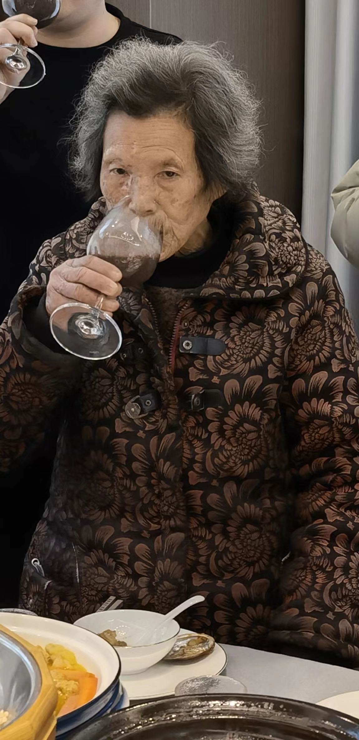 走失者照片 成都急寻！八旬老太走失，穿暗红色中...