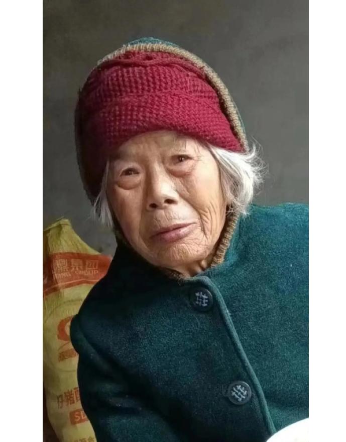 走失者照片 紧急寻人！襄阳七旬老太失联，戴红色...