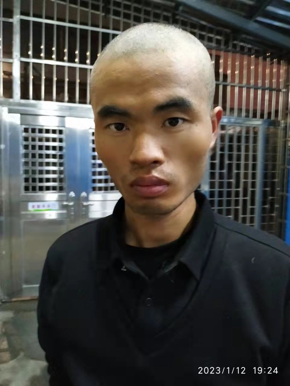 走失者照片 江门寻亲：青年男子被救助，穿黑色外...