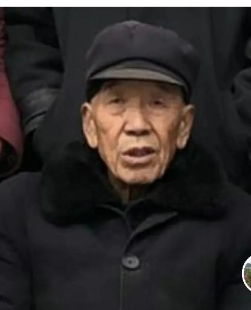 走失者照片 信阳急寻：八旬老人走失，穿带毛领黑...