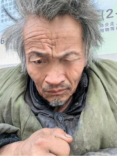 走失者照片 驻马店寻亲：六旬老人被救助，穿军绿...