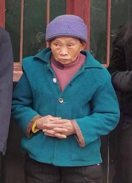 走失者照片 泸州急寻：六旬老太走失，戴红色帽子...
