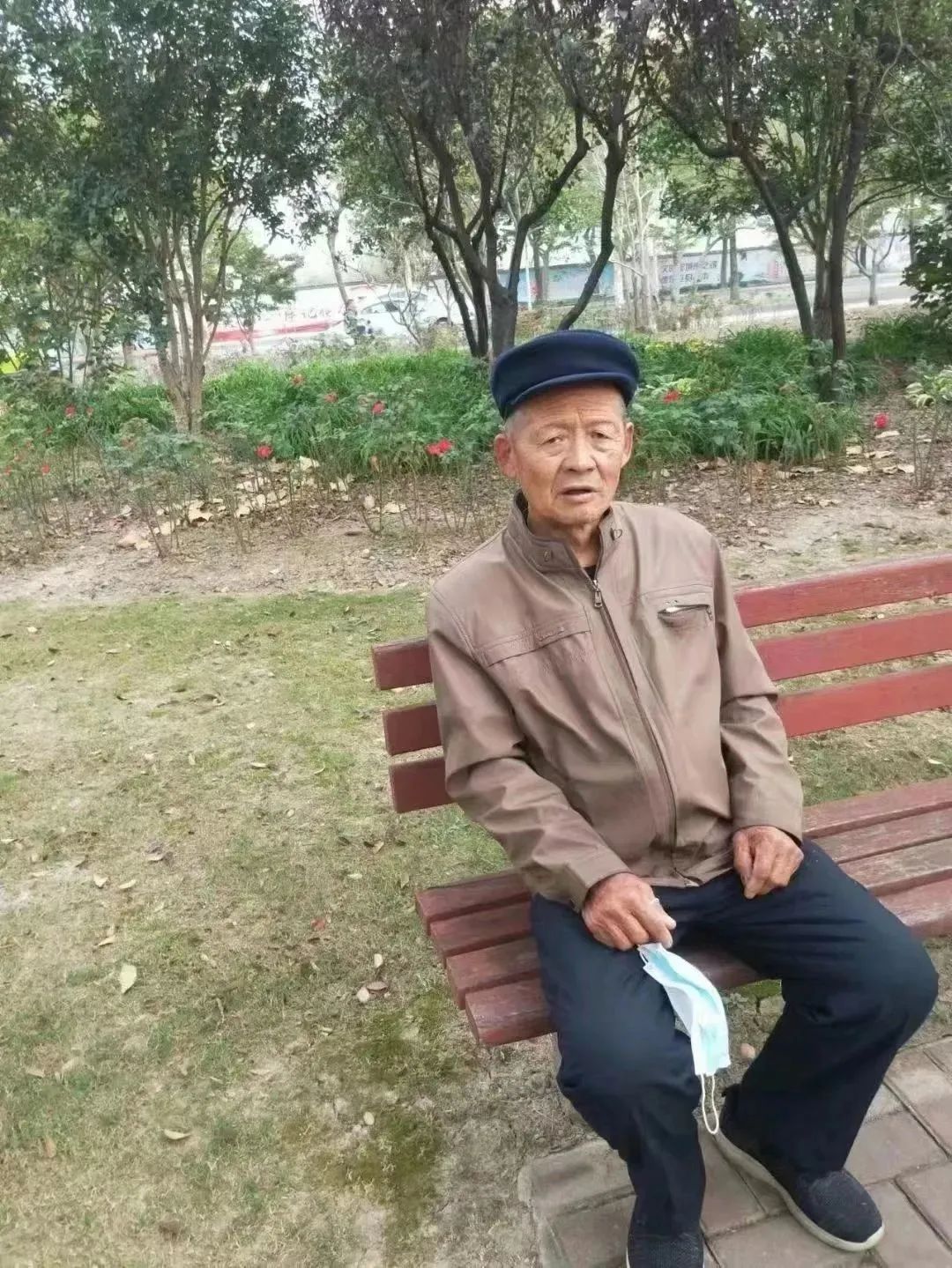 走失者照片 绥化急寻：八旬老人走失，穿深蓝色铁...
