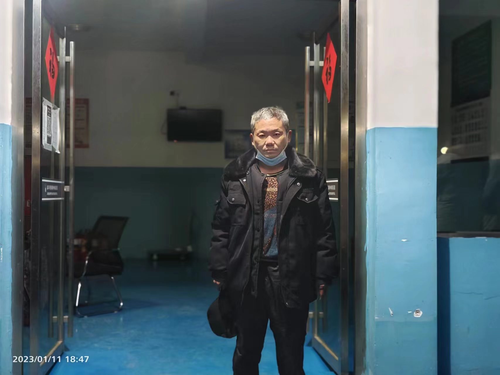 走失者照片 恩施寻亲：六旬老人被救助，穿黑色毛...