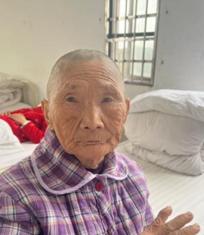 走失者照片 抚州寻亲：七旬老太被救助，穿紫色格...