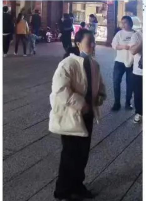 走失者照片 漳州急寻：五旬女子走失，穿白色棉服...