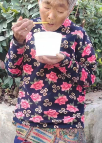 走失者照片 南充寻亲：六旬老太被救助，穿花长袖...