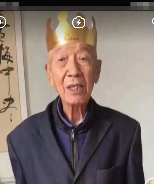 走失者照片 信阳急寻：八旬老人走失，穿带毛领黑...