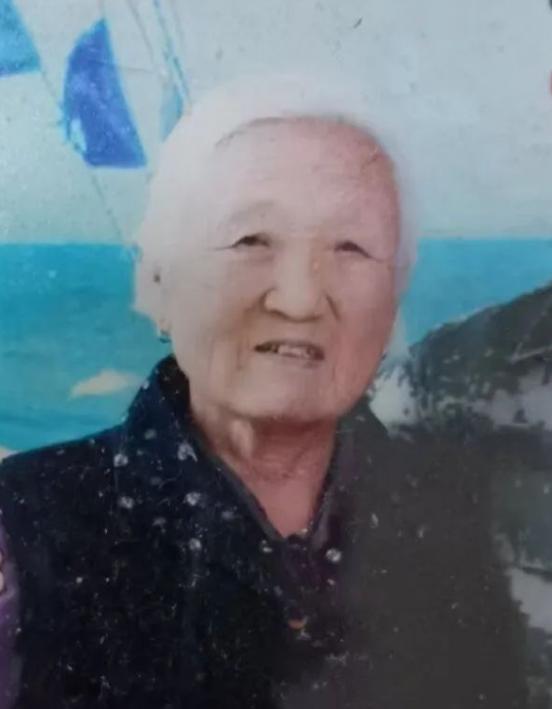 走失者照片 延安急寻！九旬老太失联，戴粉色帽子...