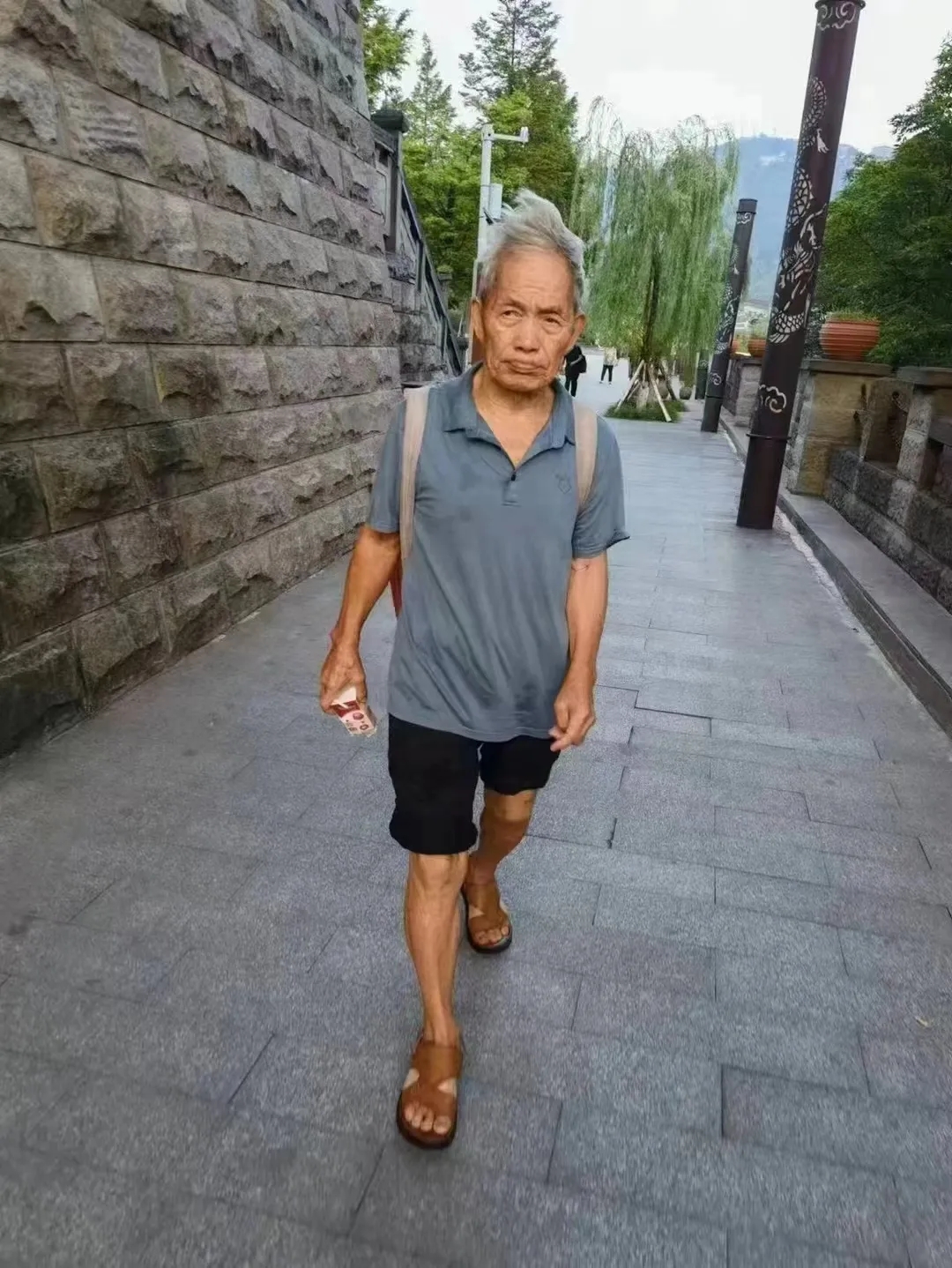走失者照片 泸州急寻：八旬老人走失，高1米65...