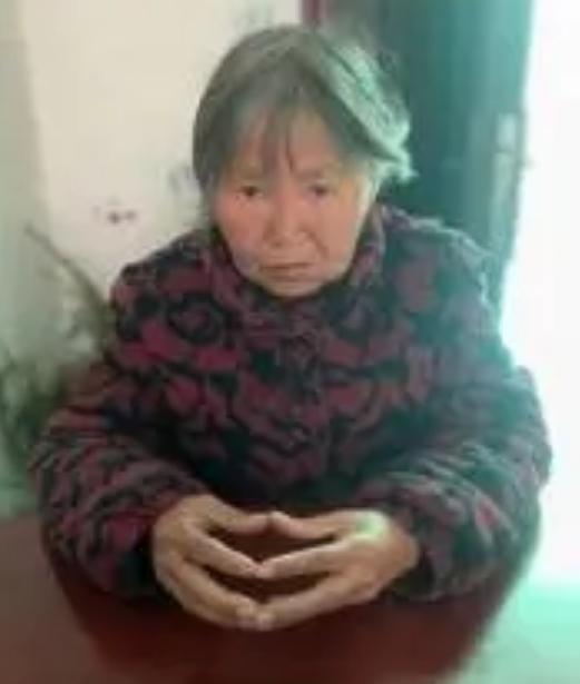 走失者照片 焦作沁阳急寻：六旬老太走失，穿暗红...